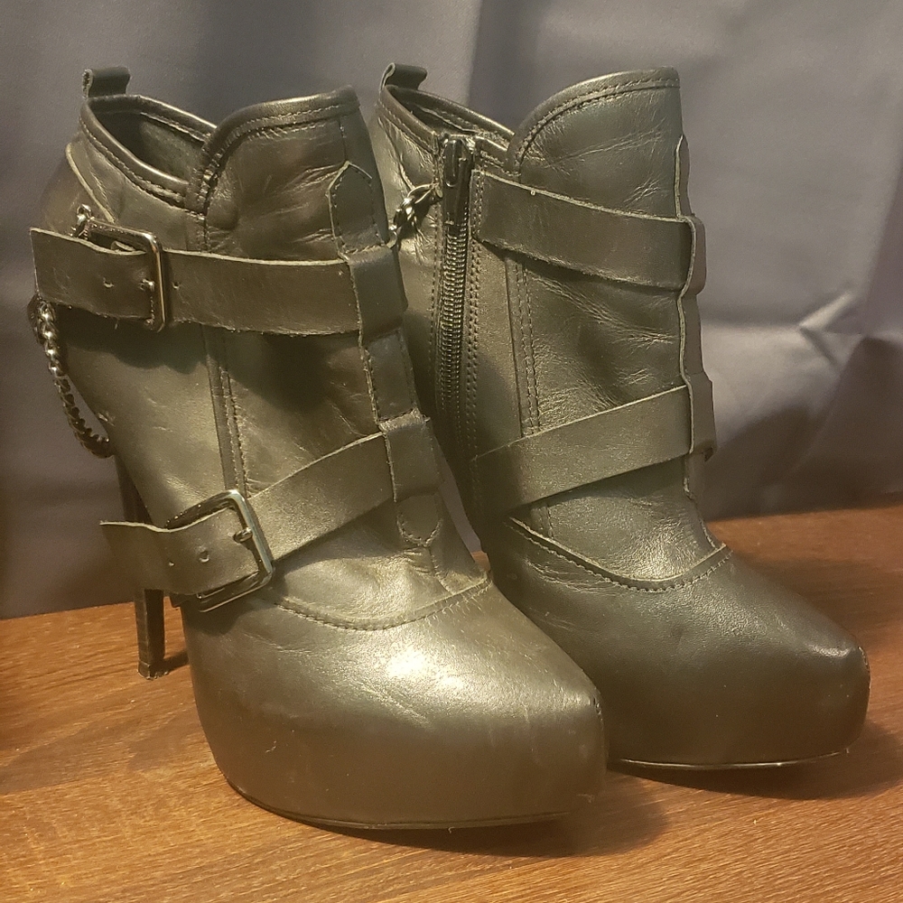 Bakers Shoes | Bakers Chelsee Leather Booties | Color: Black | Size: 8 |
